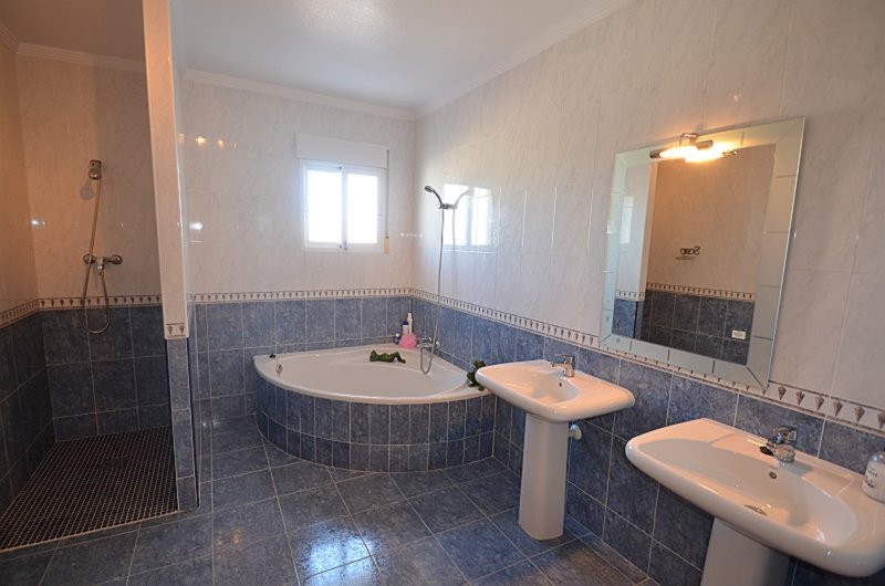 Bedroom in villa for sale in Campos del Río