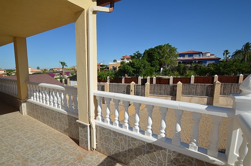 Pool area in villa for sale in Campos del Río