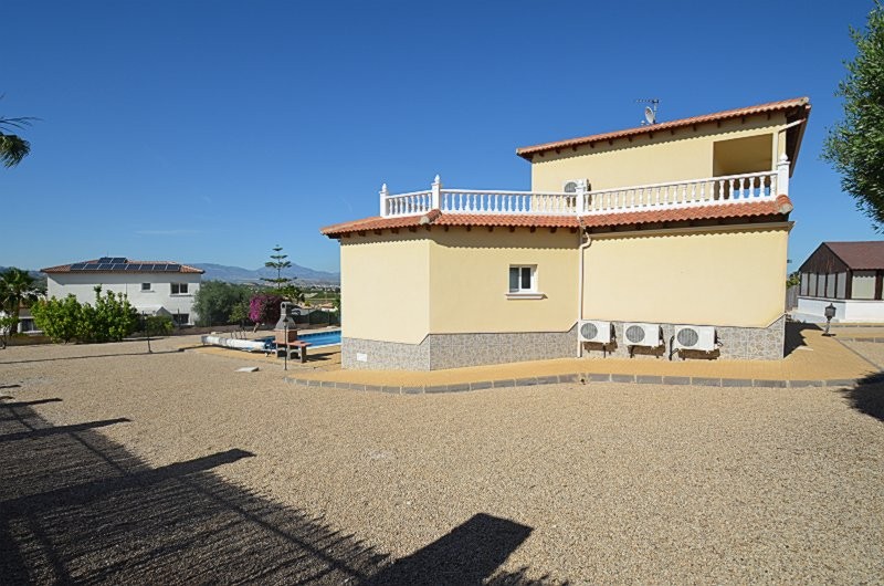 Pool area in villa for sale in Campos del Río