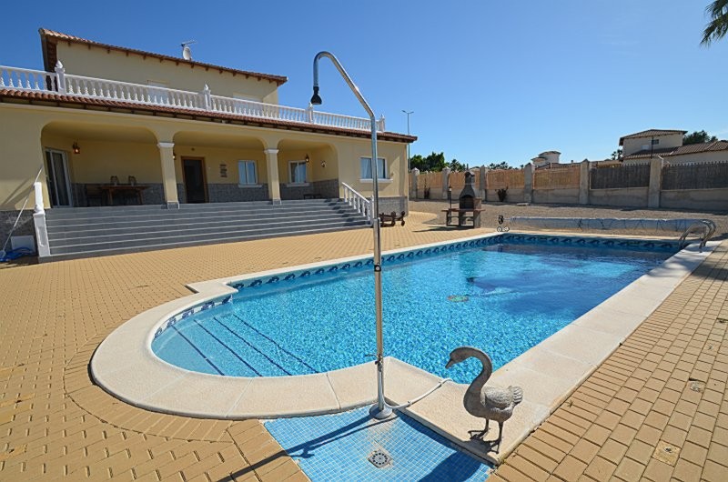 Garden in villa for sale in Campos del Río