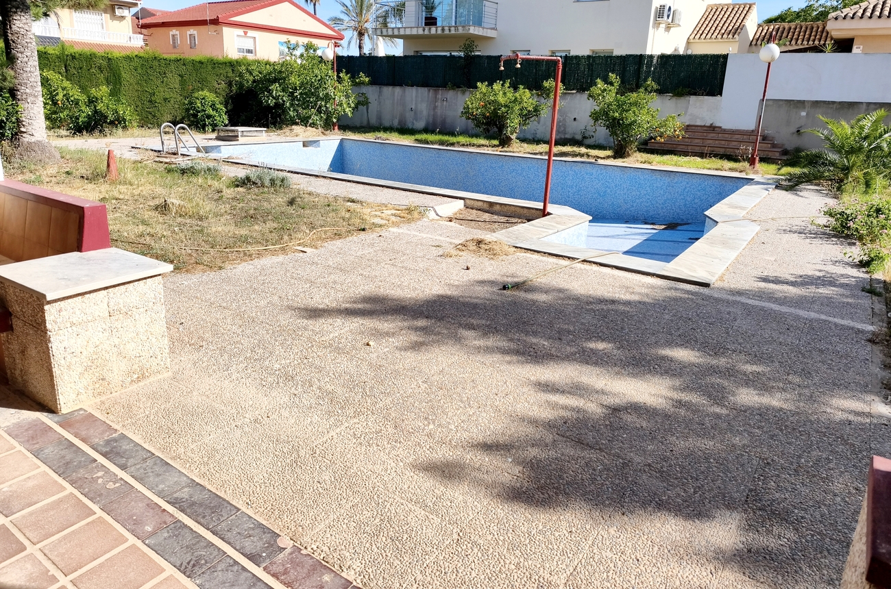 Rietumspānijas dārgumu: unikāla vila ar 1,460 m² parceli, kas gaida savu vērtības atklātāju