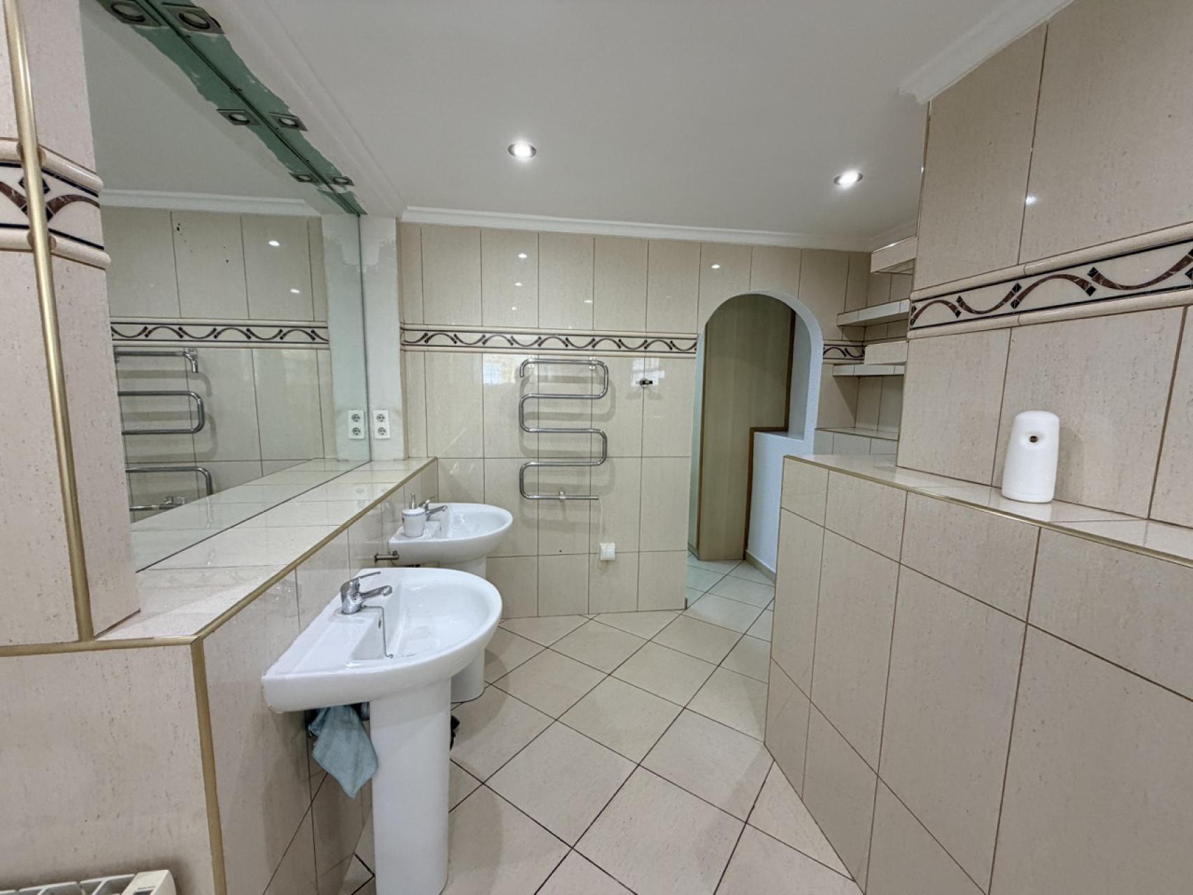 Master bedroom in villa for sale in Torrevieja
