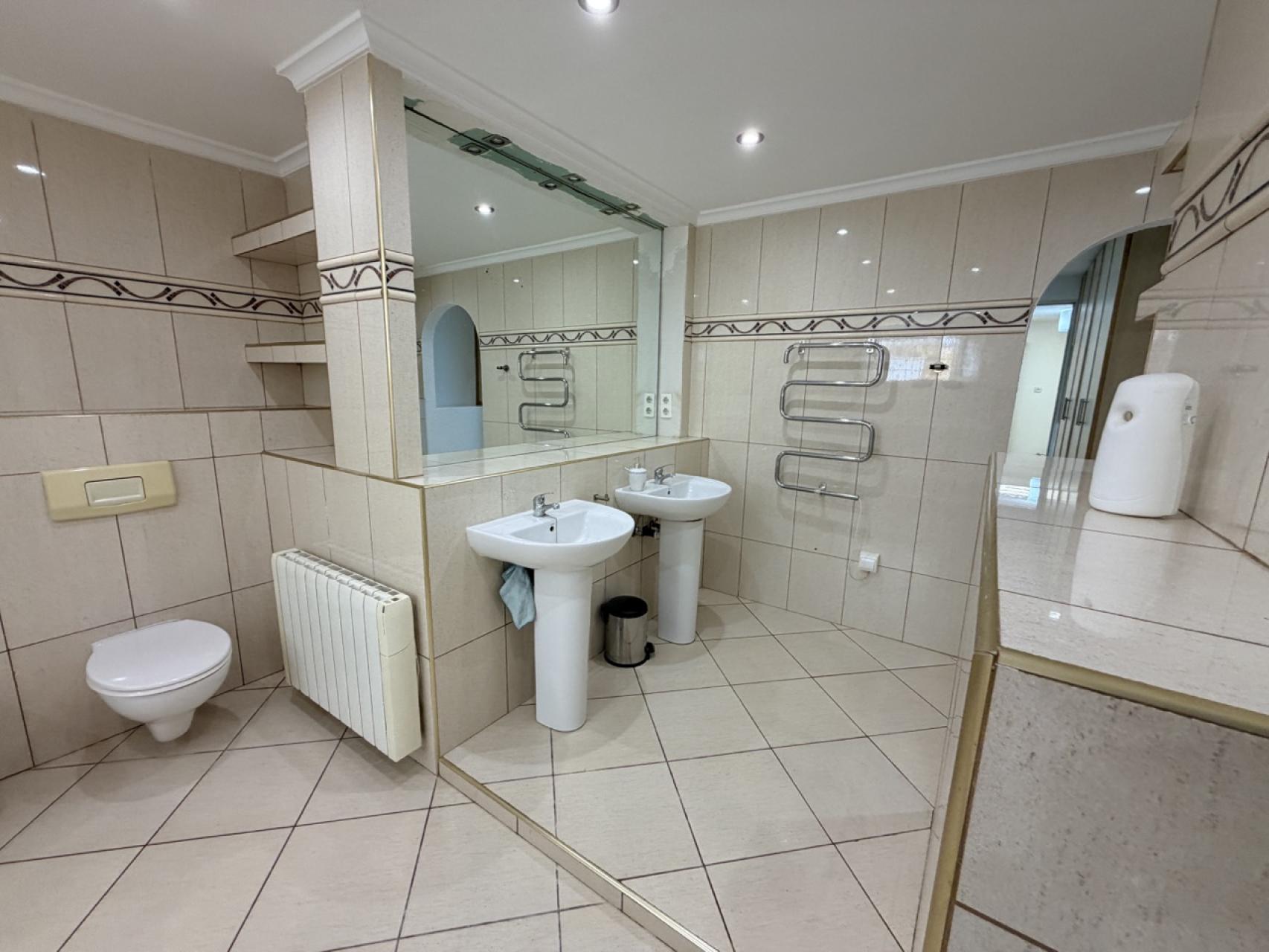 Bedroom in villa for sale in Torrevieja