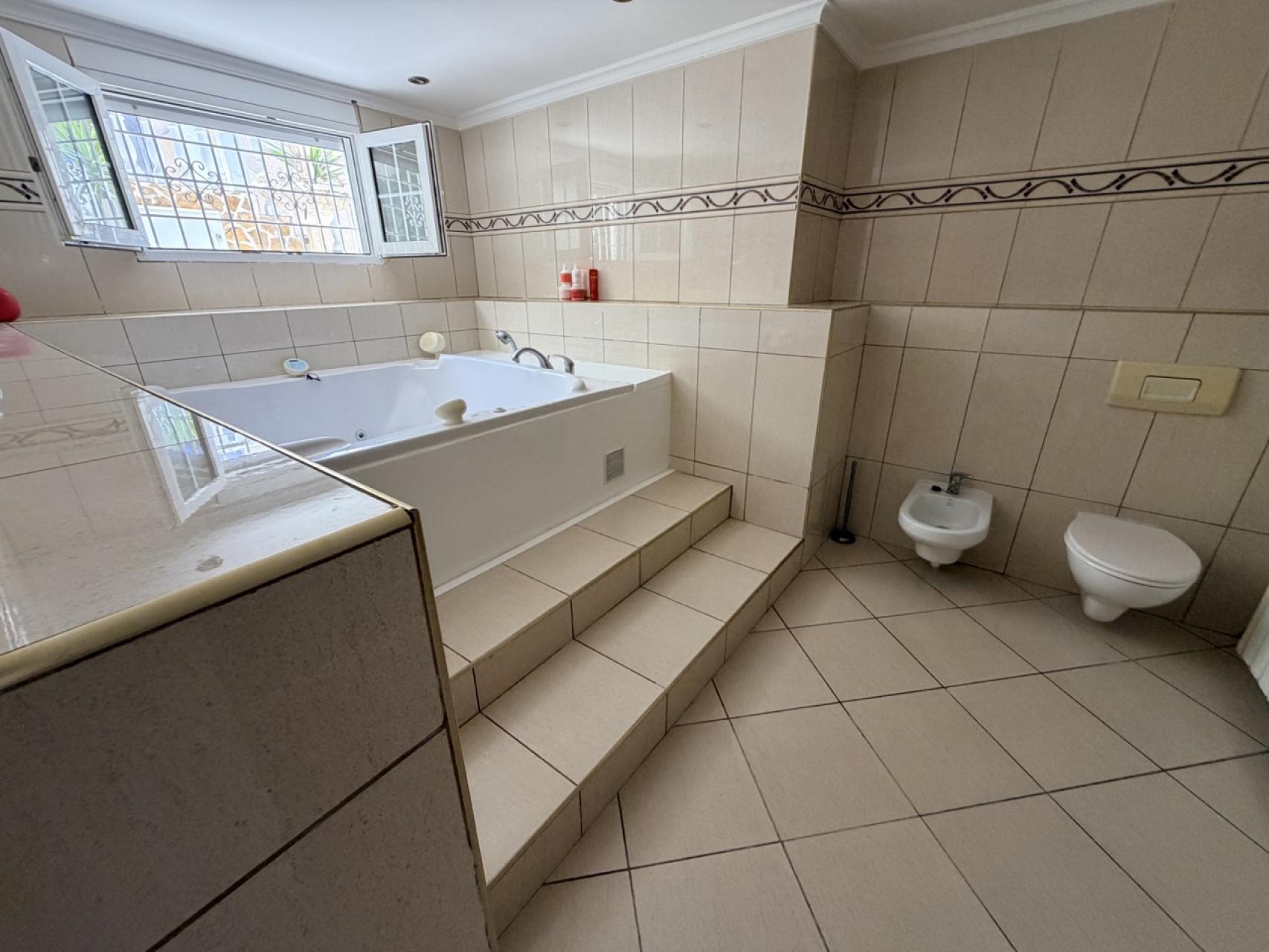 Bathroom in villa for sale in Torrevieja