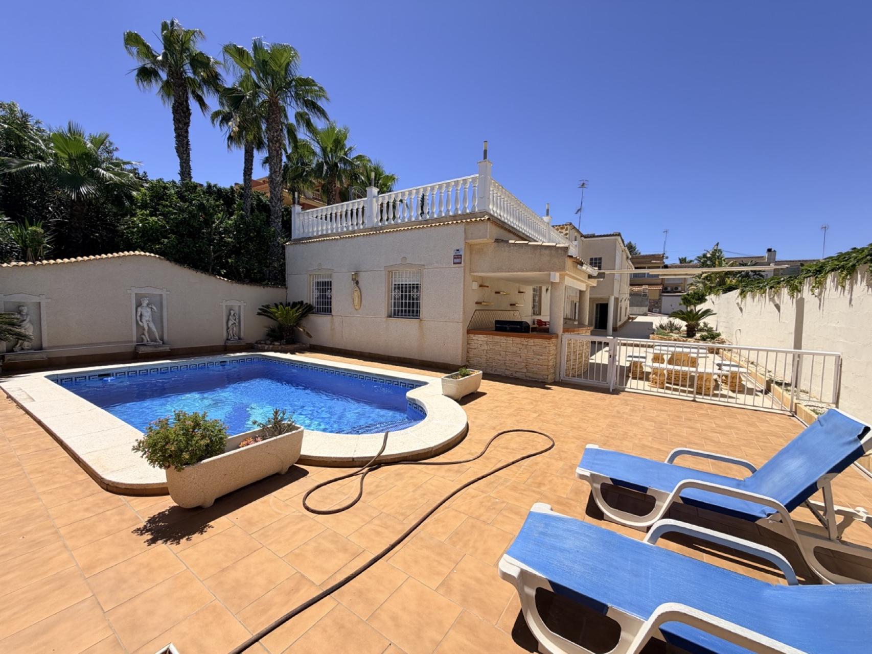 Terrace in villa for sale in Torrevieja
