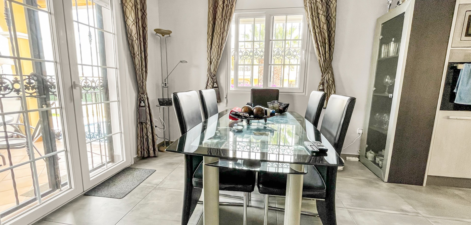 Dining area in villa for sale in Orihuela Costa