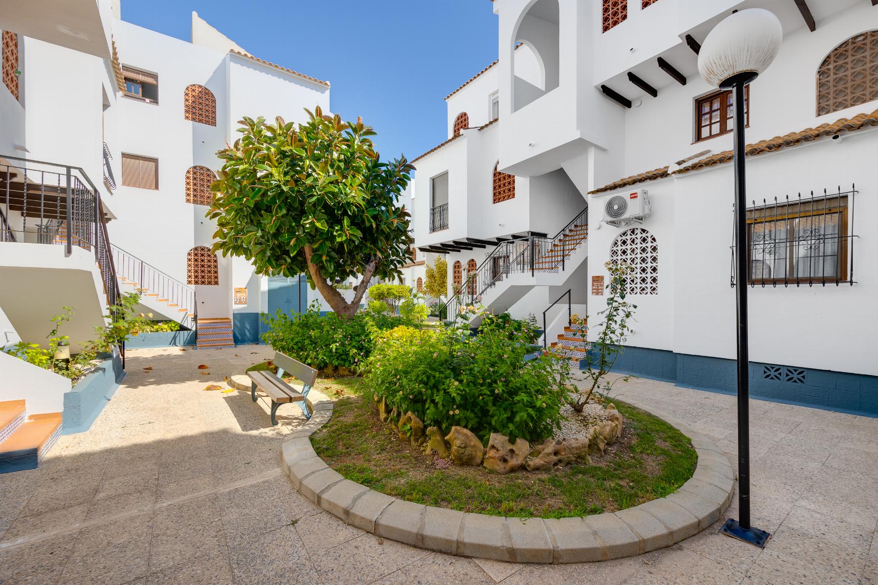 Garden in bungalow for sale in Torrevieja