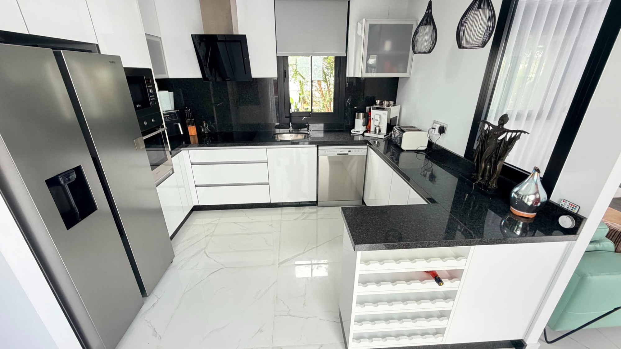 Pool area in villa for sale in Los Montesinos