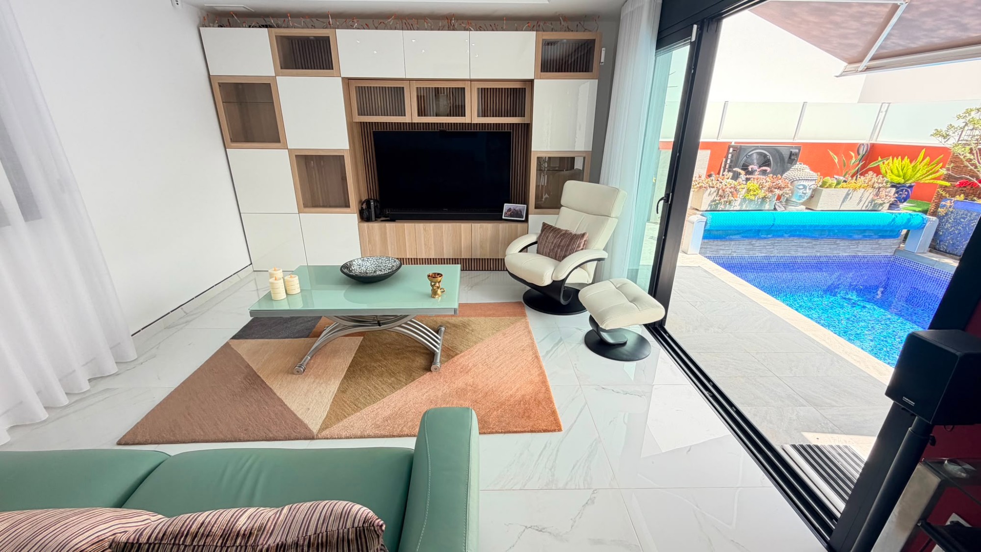 Bedroom in villa for sale in Los Montesinos