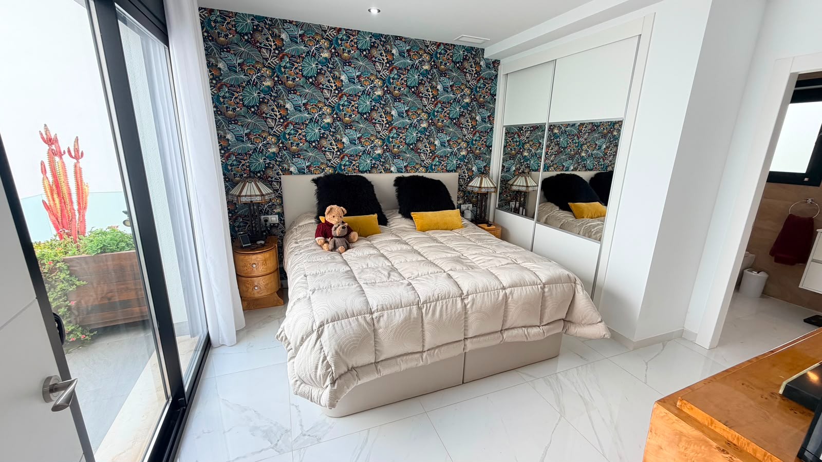 Bedroom in villa for sale in Los Montesinos