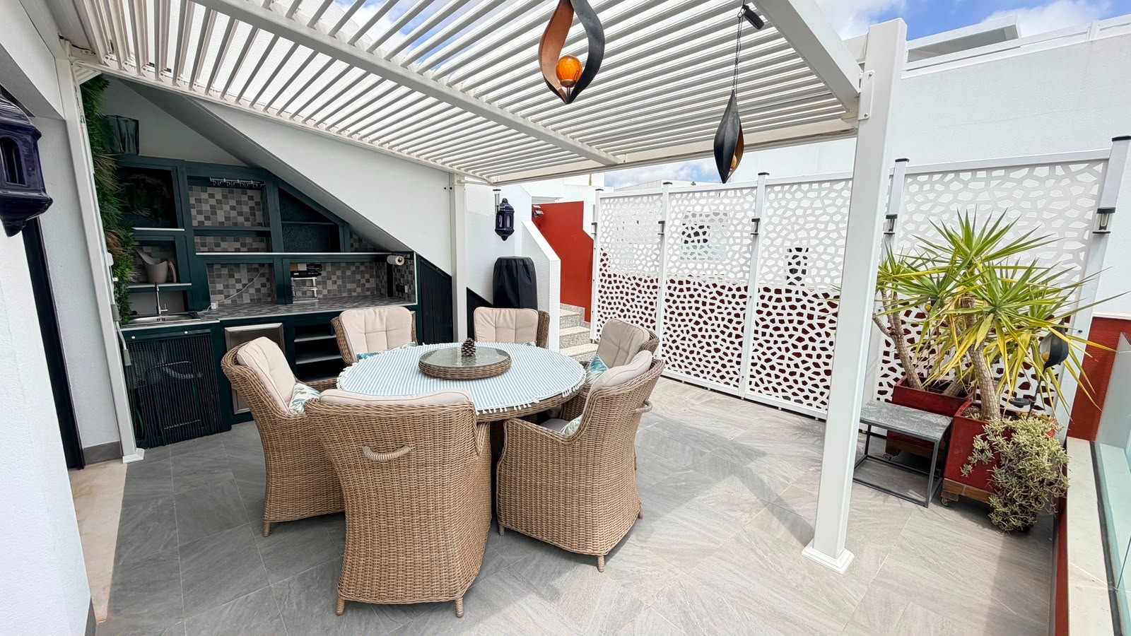 Pool area in villa for sale in Los Montesinos