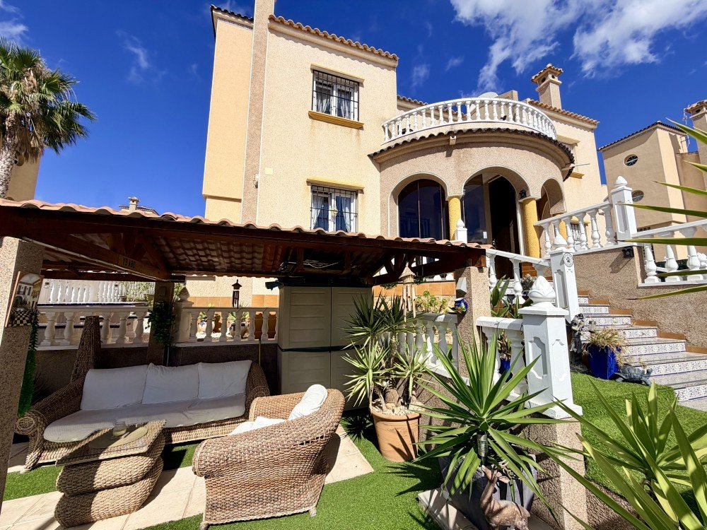 Luksuriøs Semi-Attakt Feriebolig i Villamartin, Orihuela Costa