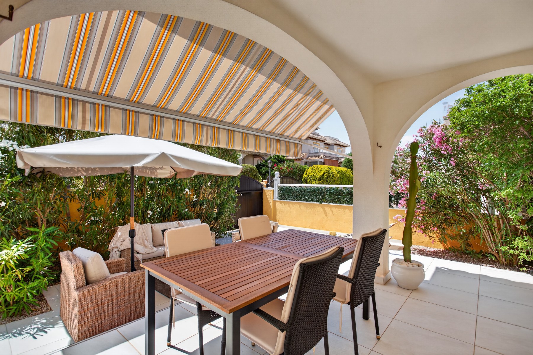 Garden in villa for sale in Orihuela Costa