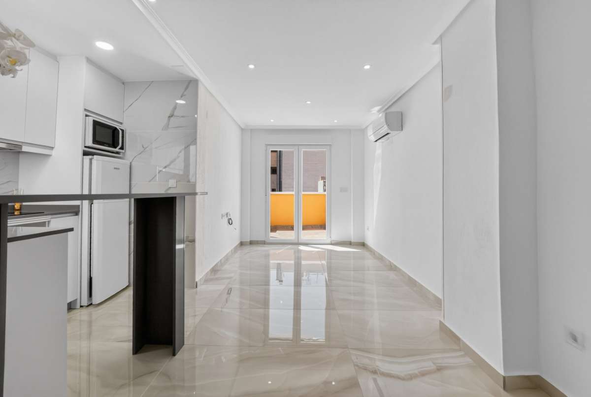 Luxus penthouse med privat tagterrasse - Perfekt bolig i Torrevieja's hjertekarreret af Real Estate by Gardewik