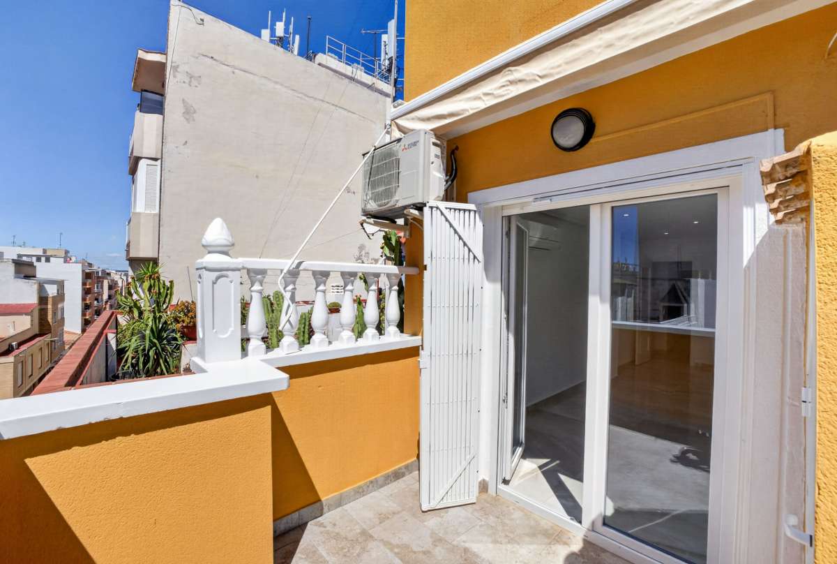 Luxus penthouse med privat tagterrasse - Perfekt bolig i Torrevieja's hjertekarreret af Real Estate by Gardewik
