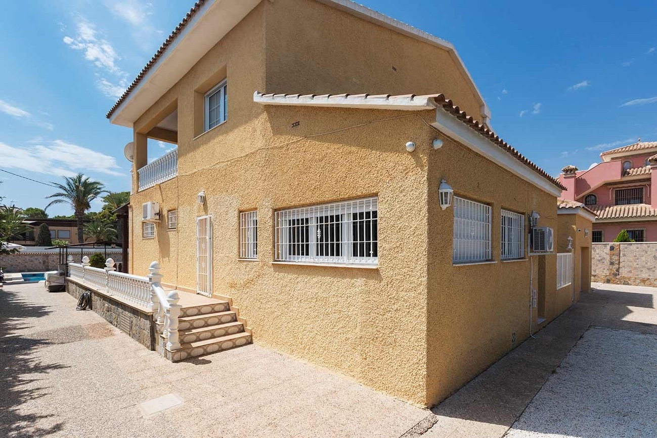Garden in villa for sale in Orihuela Costa