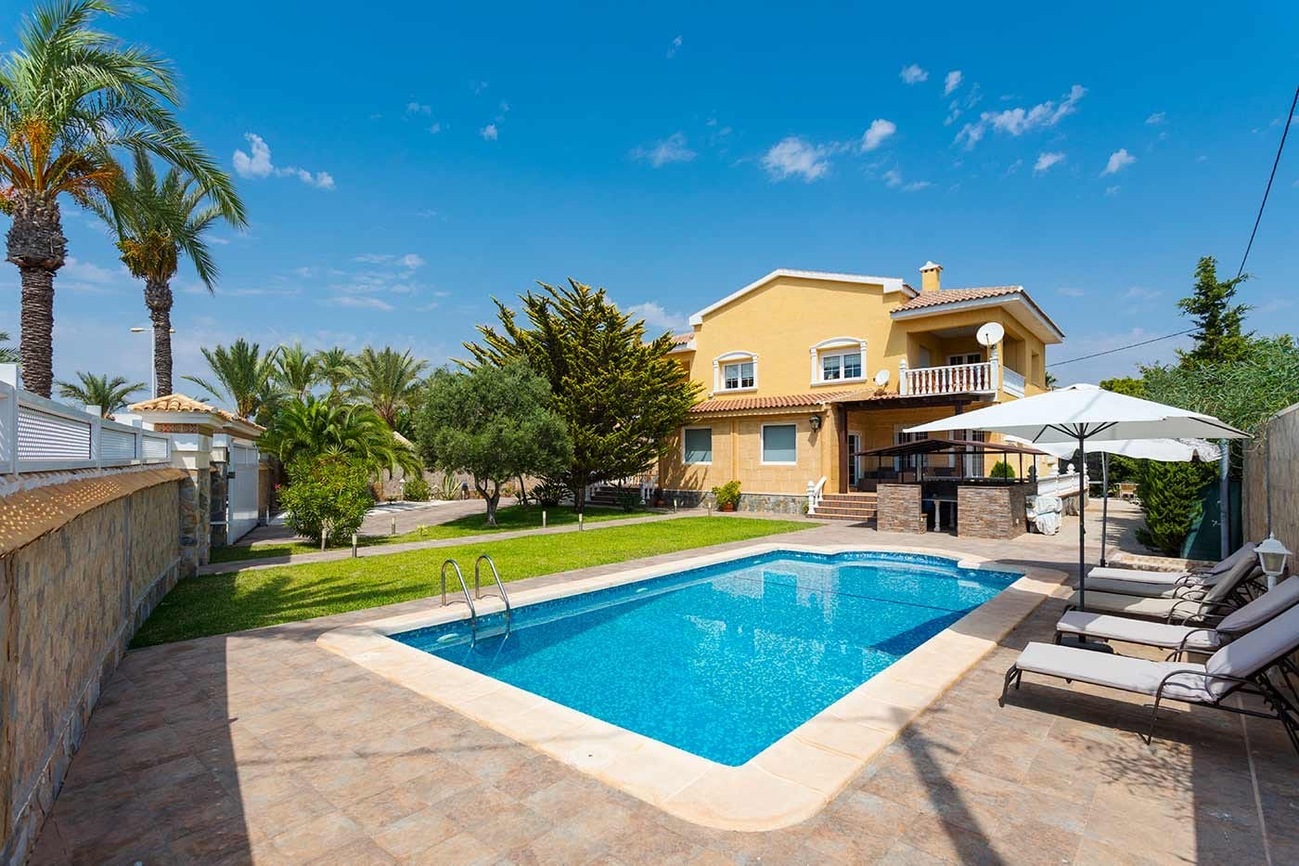 Dining area in villa for sale in Orihuela Costa