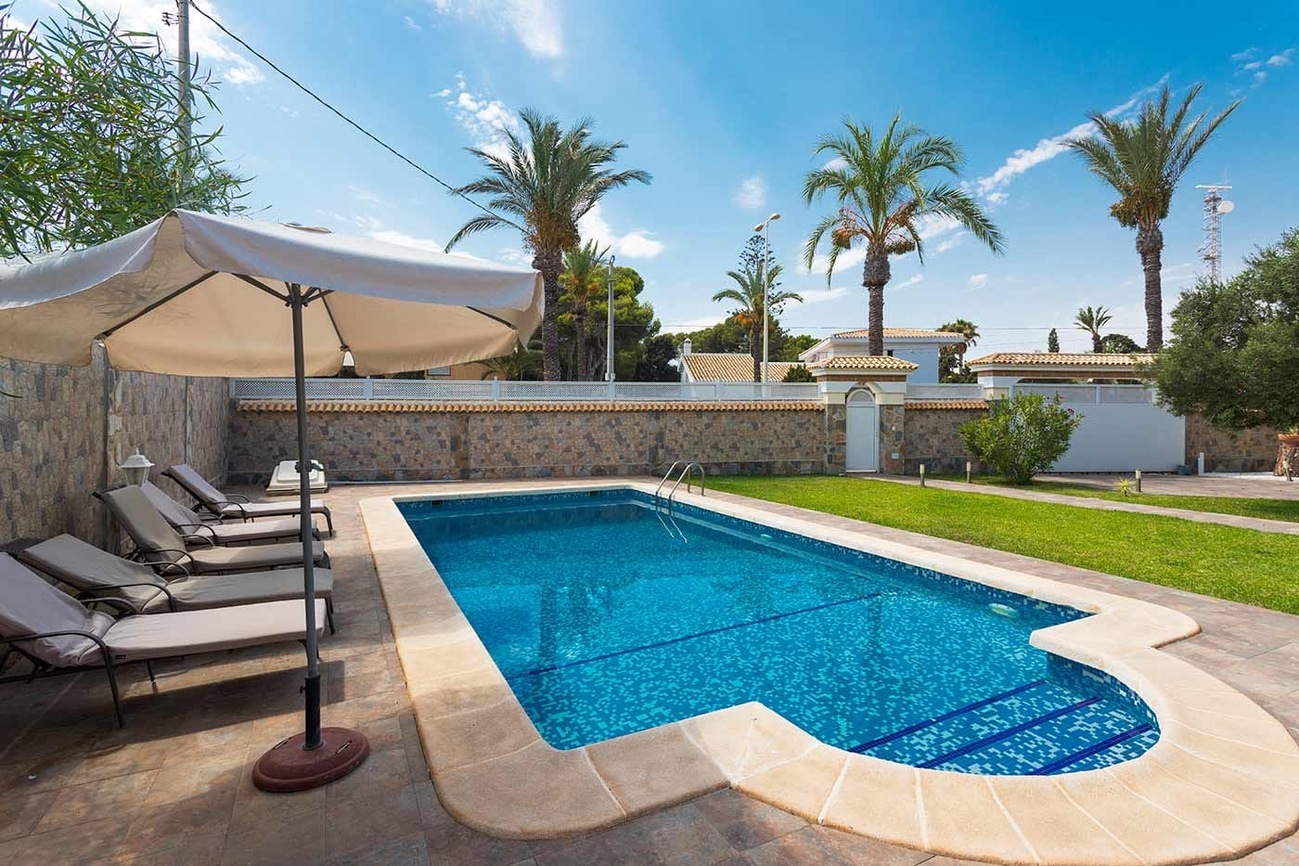Terrace in villa for sale in Orihuela Costa