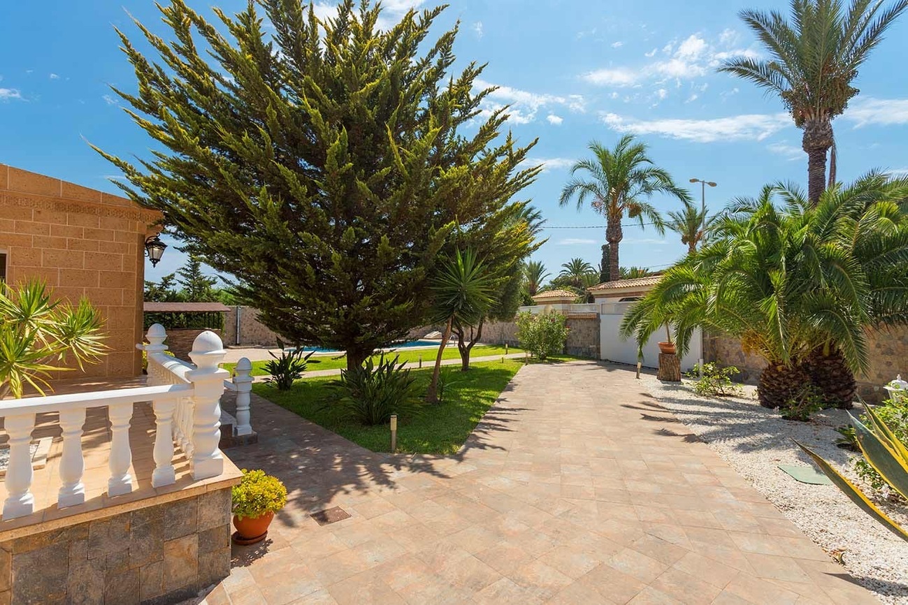 Garden in villa for sale in Orihuela Costa