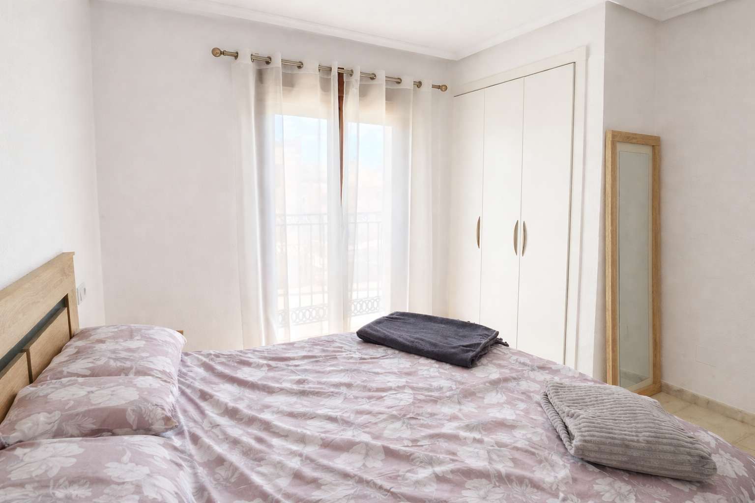 Master bedroom in apartment for sale in Algorfa