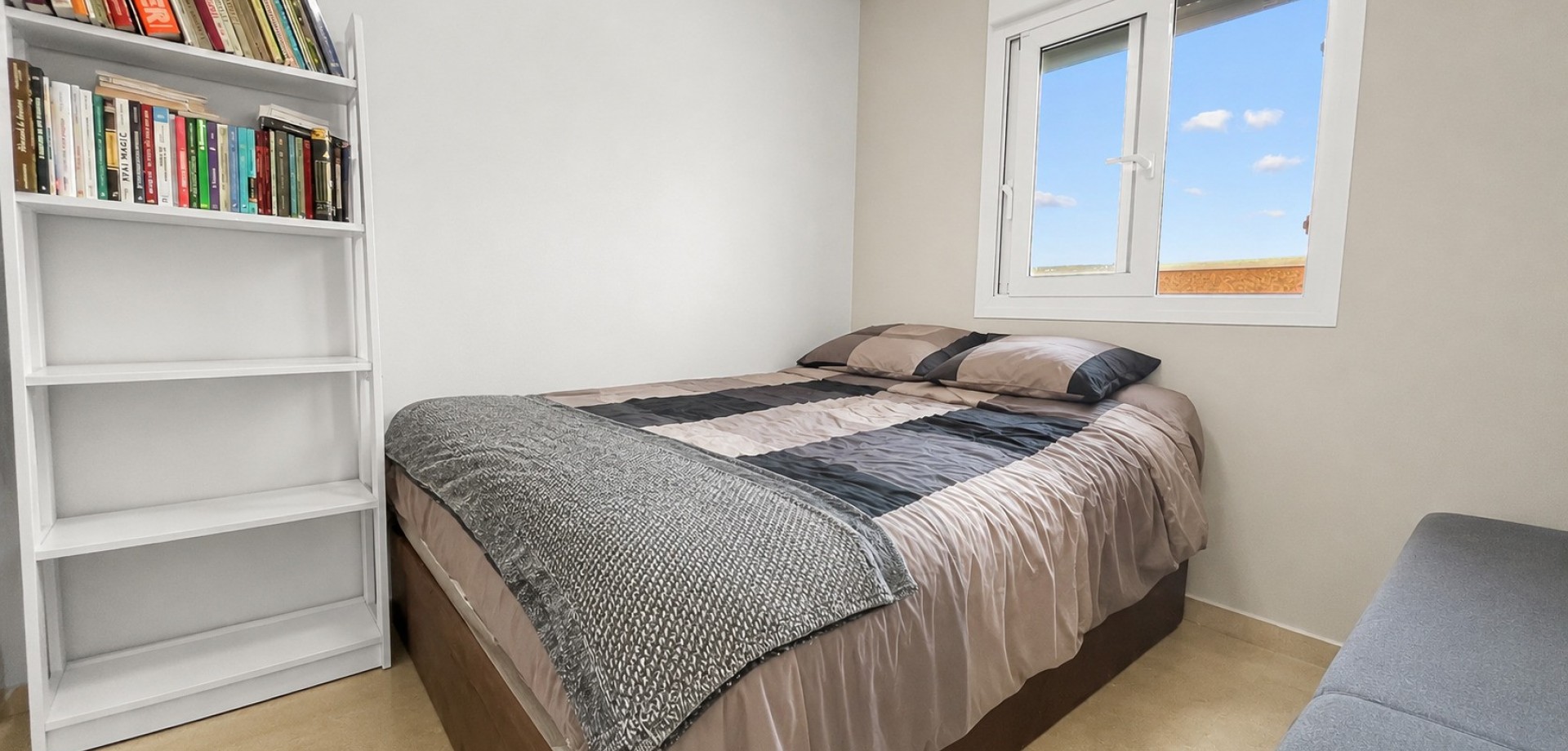 Master bedroom in apartment for sale in Guardamar del Segura