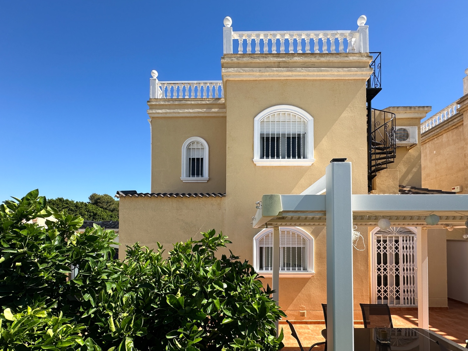 Master bedroom in villa for sale in Torrevieja