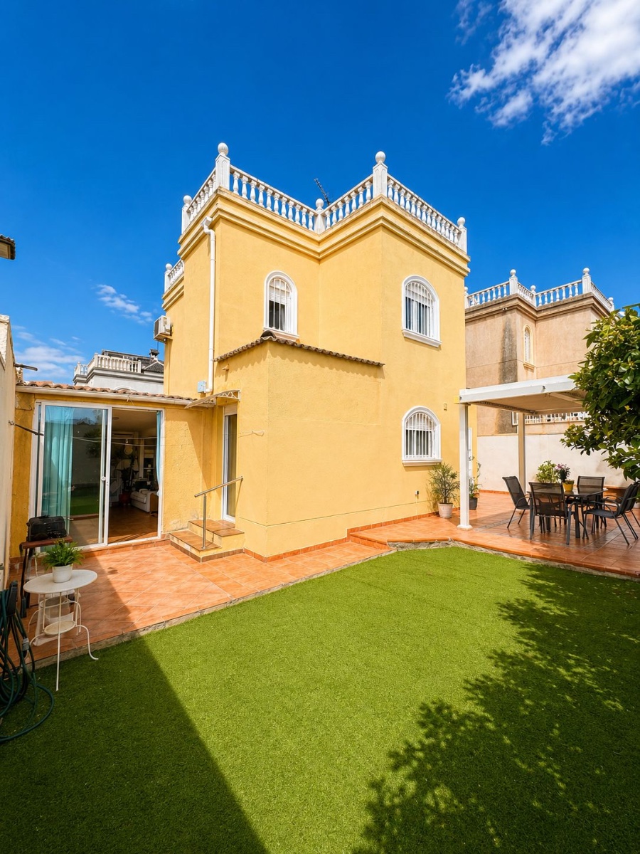 Kitchen in villa for sale in Torrevieja