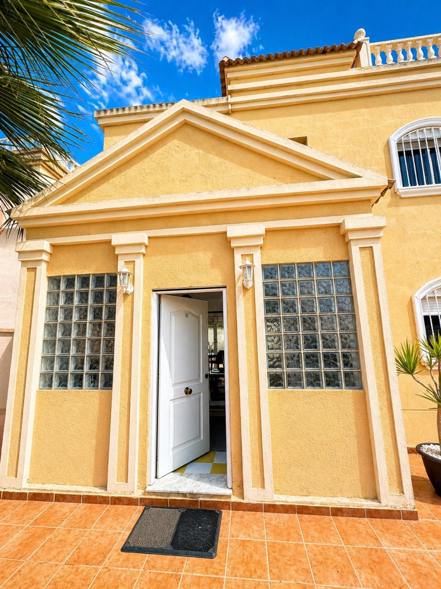 Garden in villa for sale in Torrevieja