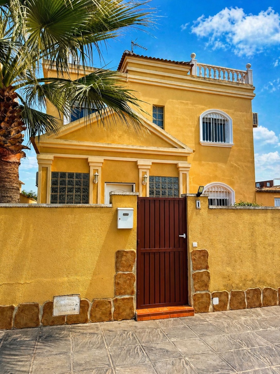 Dining area in villa for sale in Torrevieja