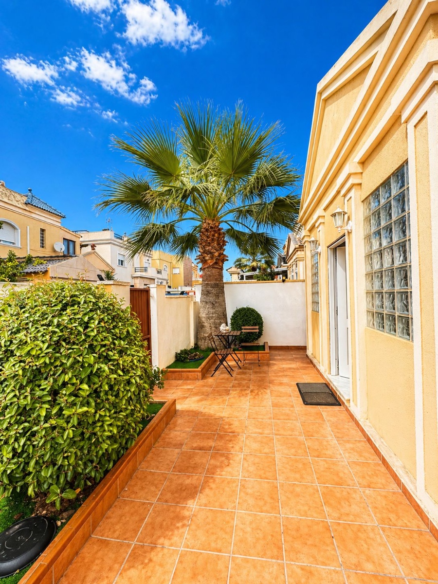 Bedroom in villa for sale in Torrevieja
