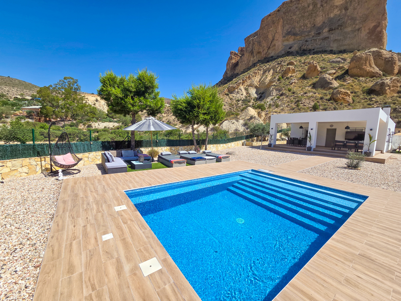 Mansão de Campo Reimaginada: Luxo e Sofisticação na Costa Blanca