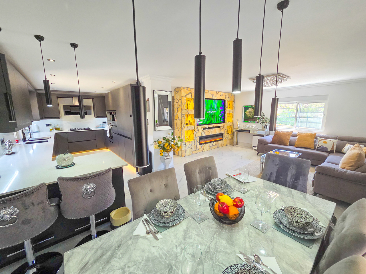 Master bedroom in villa for sale in Crevillent