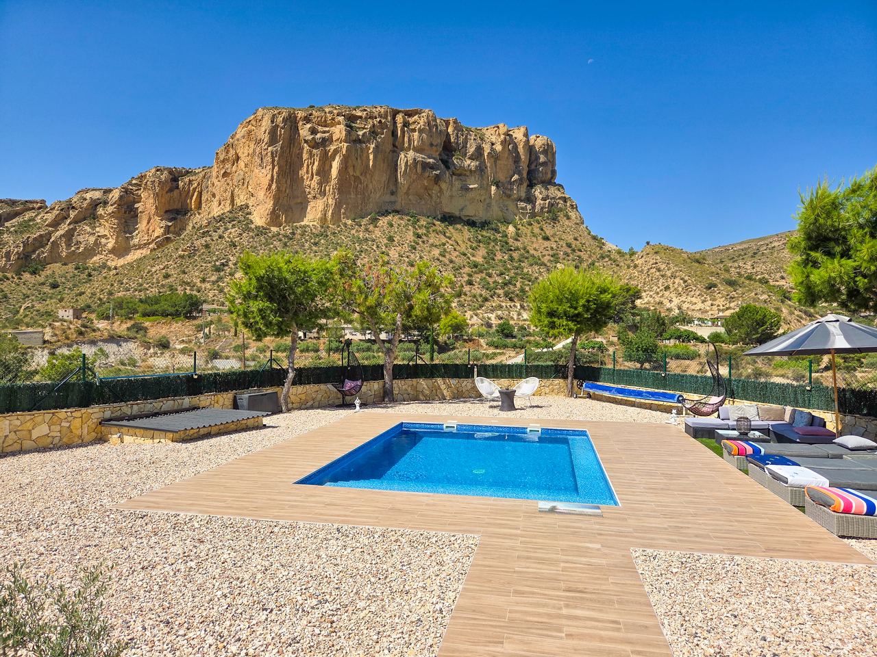 Mansão de Campo Reimaginada: Luxo e Sofisticação na Costa Blanca