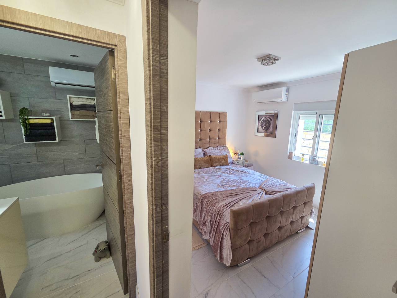 Bathroom in villa for sale in Crevillent