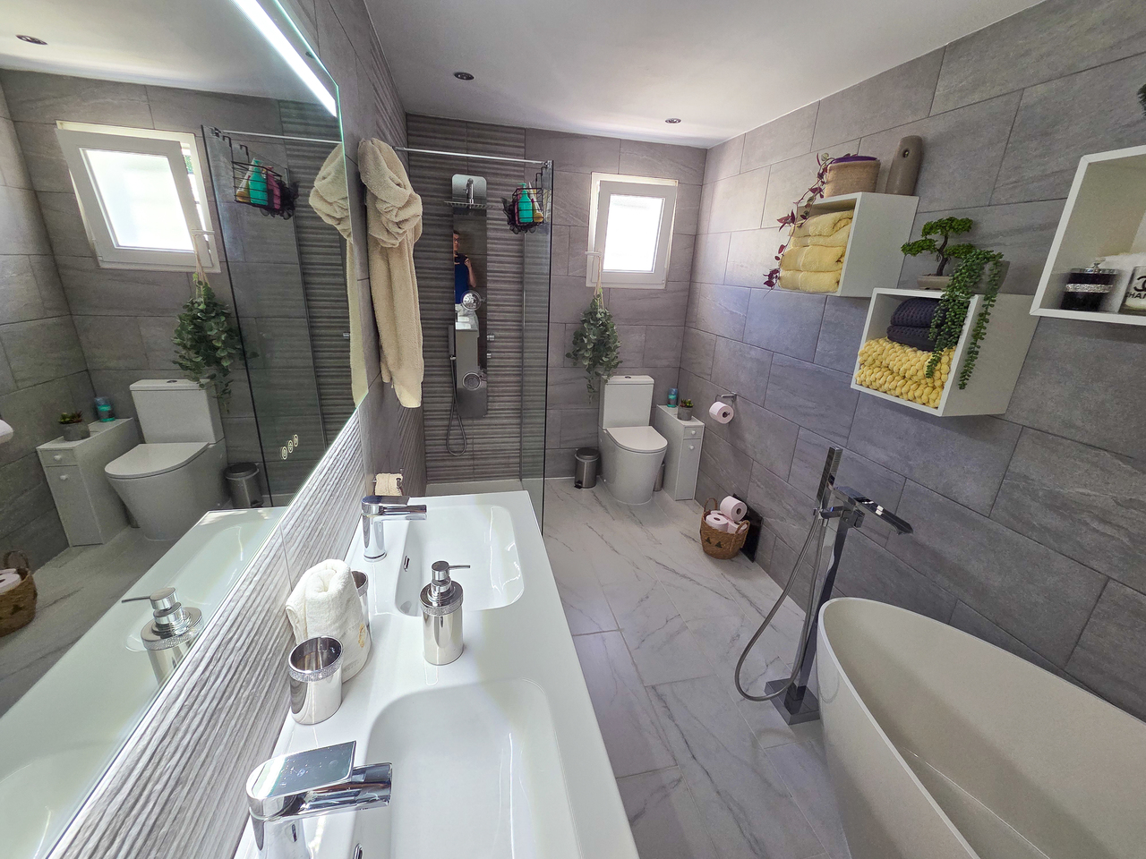 Bedroom in villa for sale in Crevillent