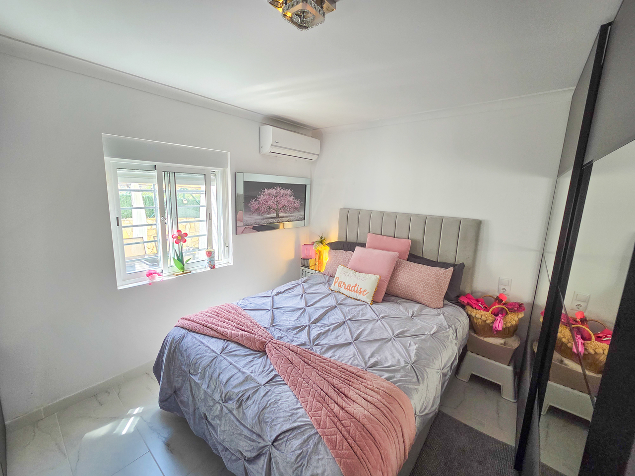 Master bedroom in villa for sale in Crevillent