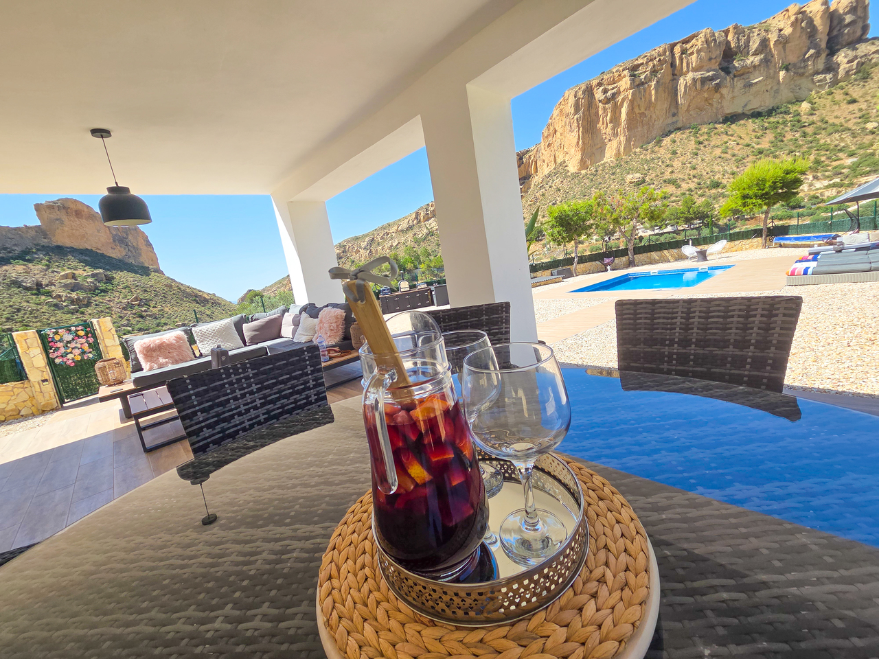 Mansão de Campo Reimaginada: Luxo e Sofisticação na Costa Blanca