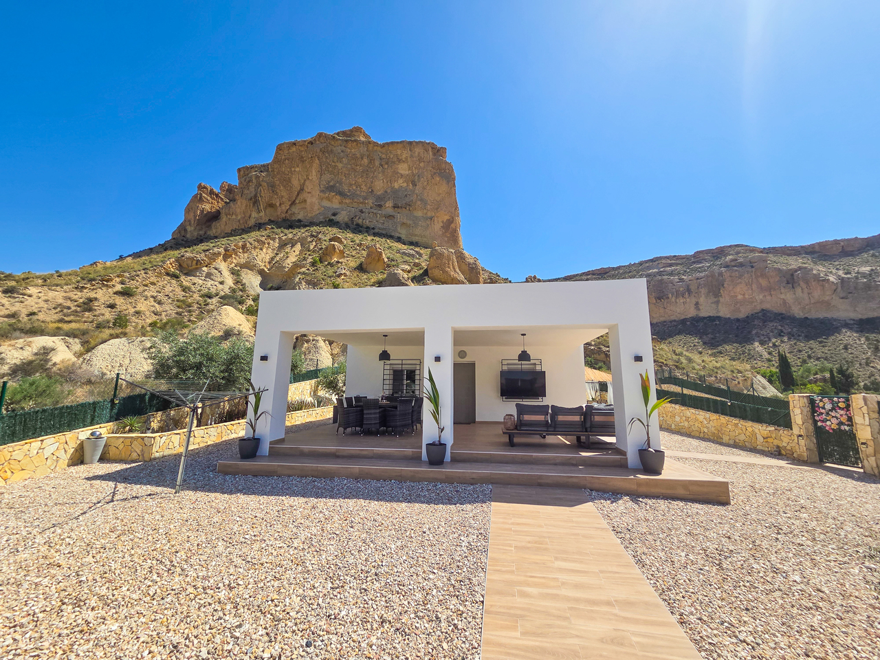 Pool area in villa for sale in Crevillent