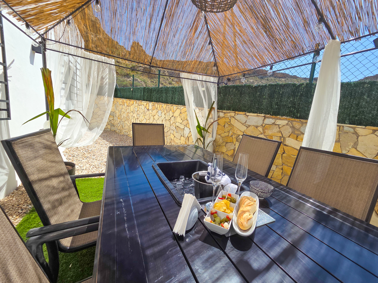 Bedroom in villa for sale in Crevillent
