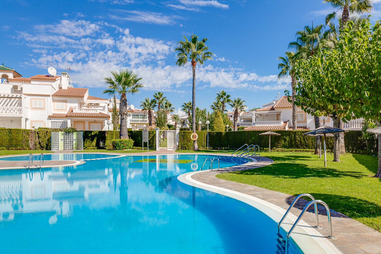 Garden in apartment for sale in Orihuela Costa