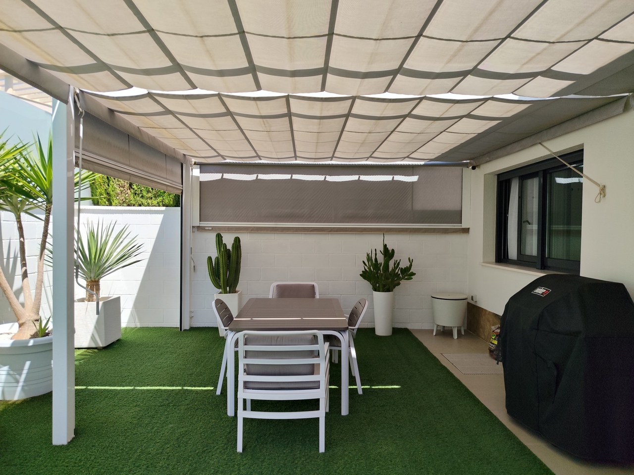 Pool area in villa for sale in San Miguel de Salinas
