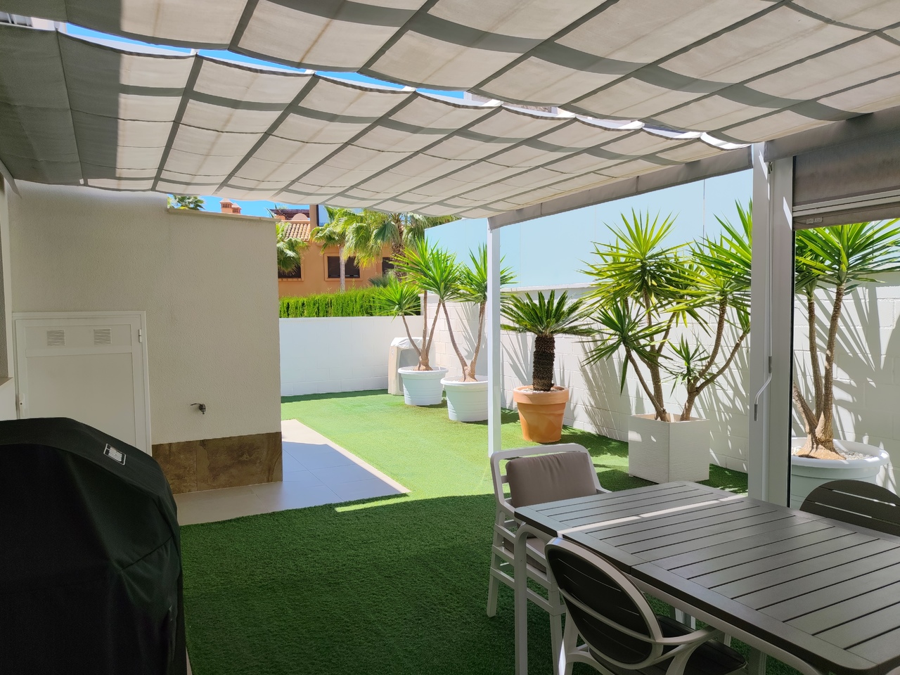 Garden in villa for sale in San Miguel de Salinas