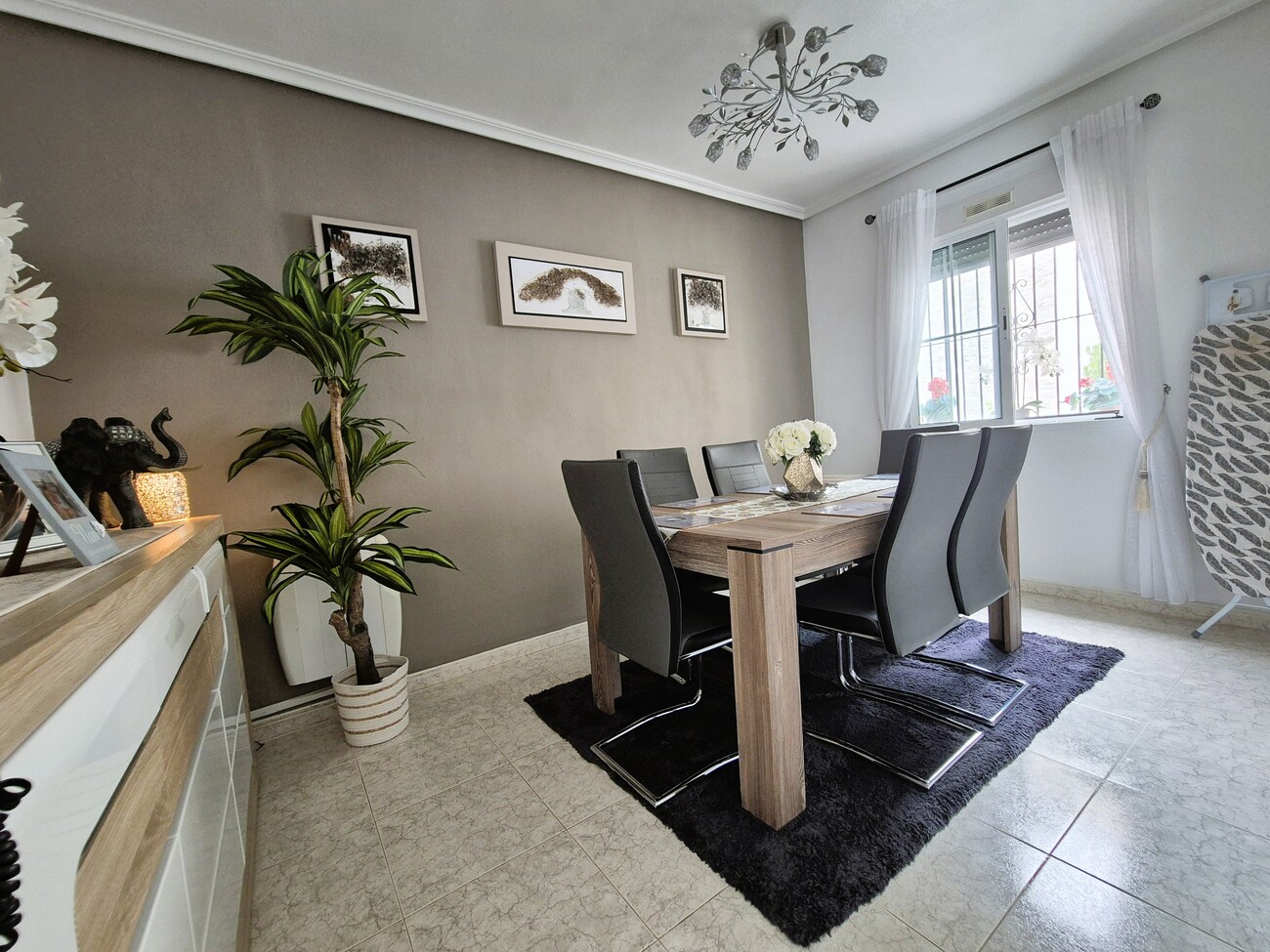 Master bedroom in villa for sale in Villamartin