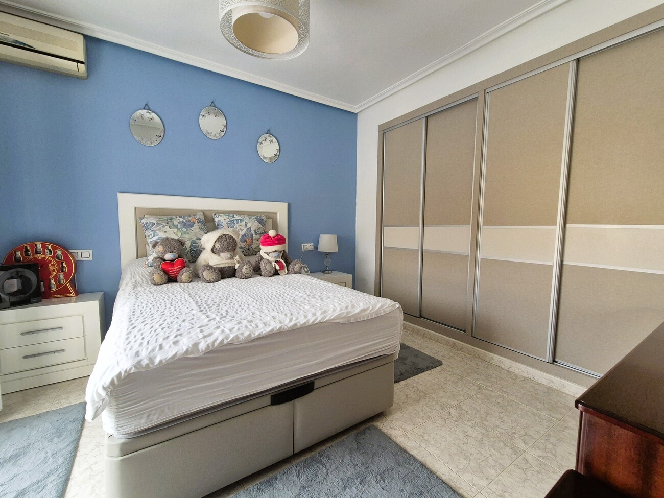 Bedroom in villa for sale in Villamartin