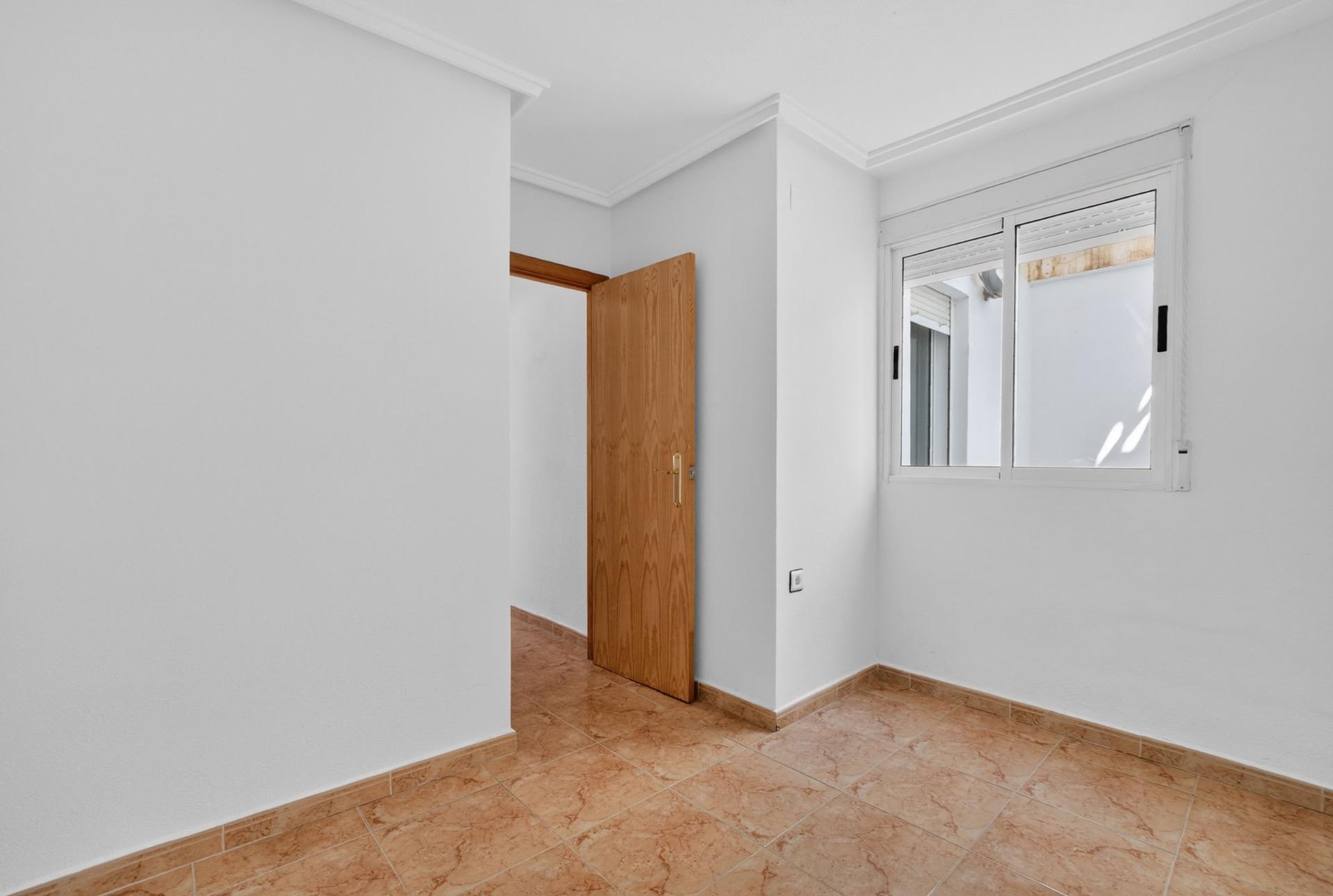 Bedroom in apartment for sale in Torrevieja