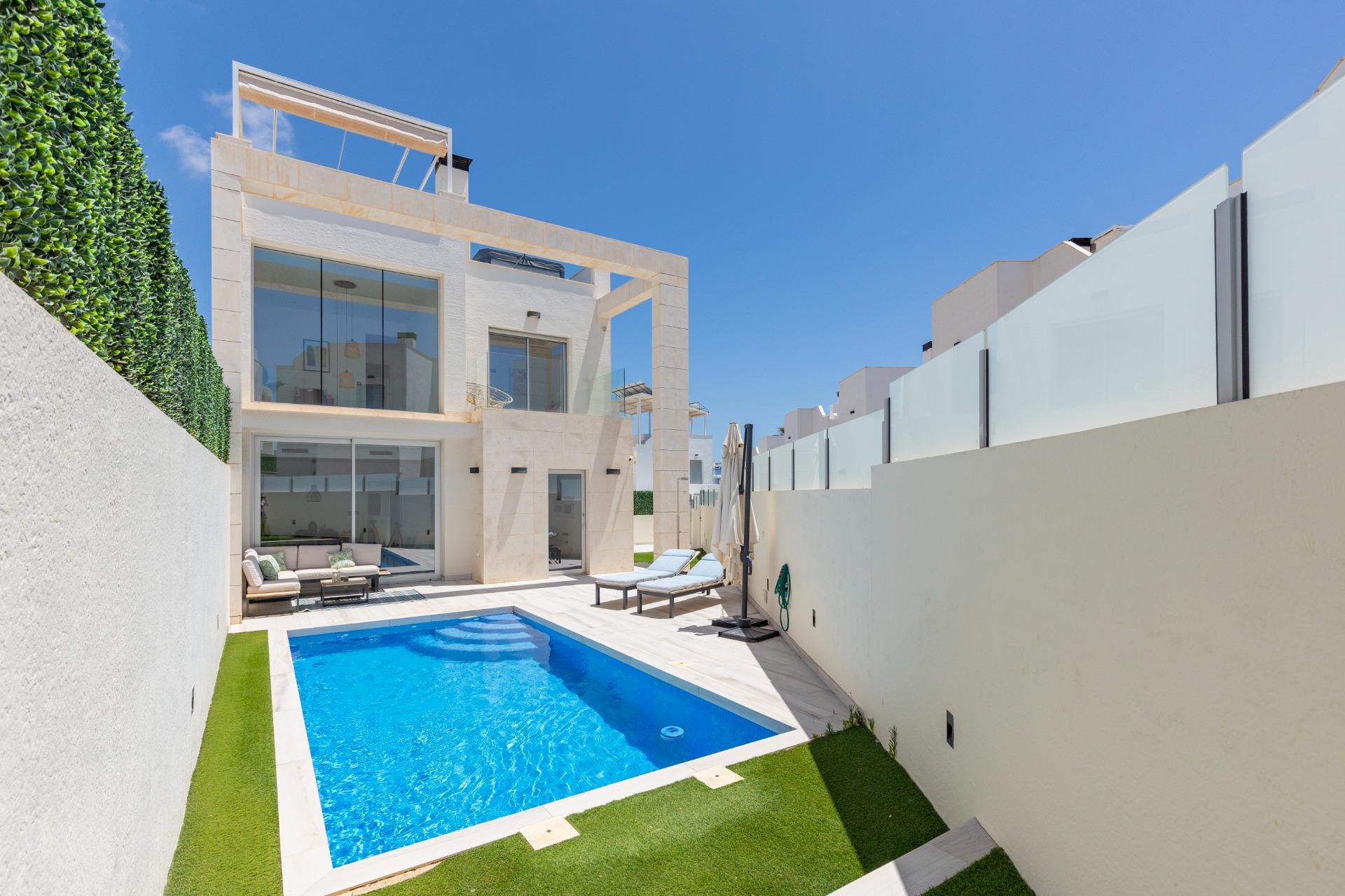 Vila Moderna em Lomas de Cabo Roig: Refúgio com Piscina Privada e Vista Deslumbrante para o Mar