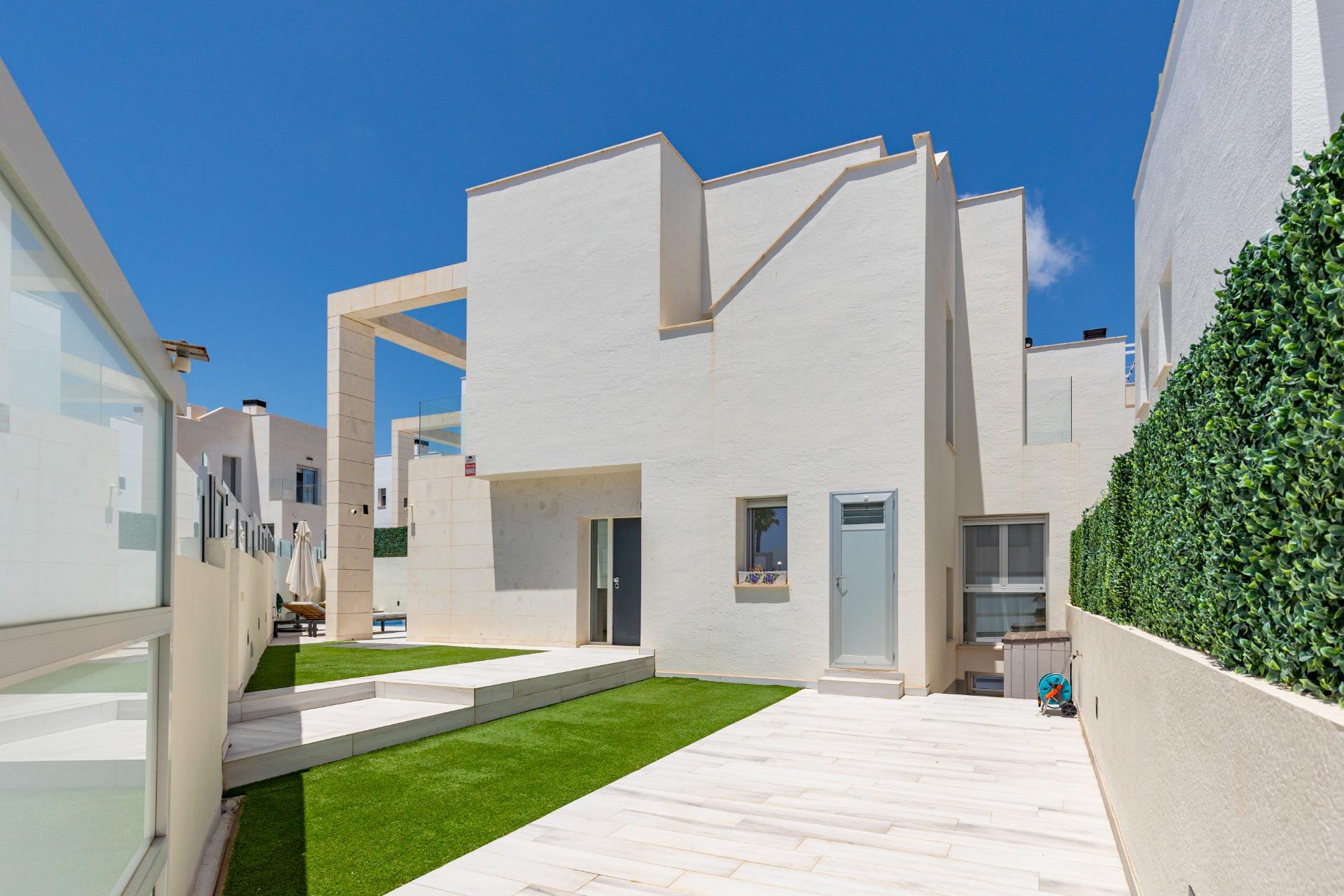 Vila Moderna em Lomas de Cabo Roig: Refúgio com Piscina Privada e Vista Deslumbrante para o Mar