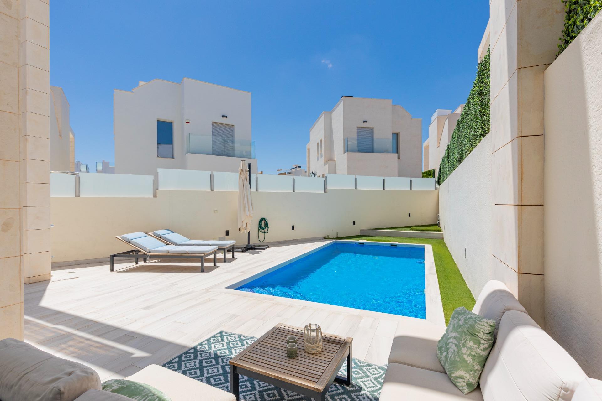 Vila Moderna em Lomas de Cabo Roig: Refúgio com Piscina Privada e Vista Deslumbrante para o Mar