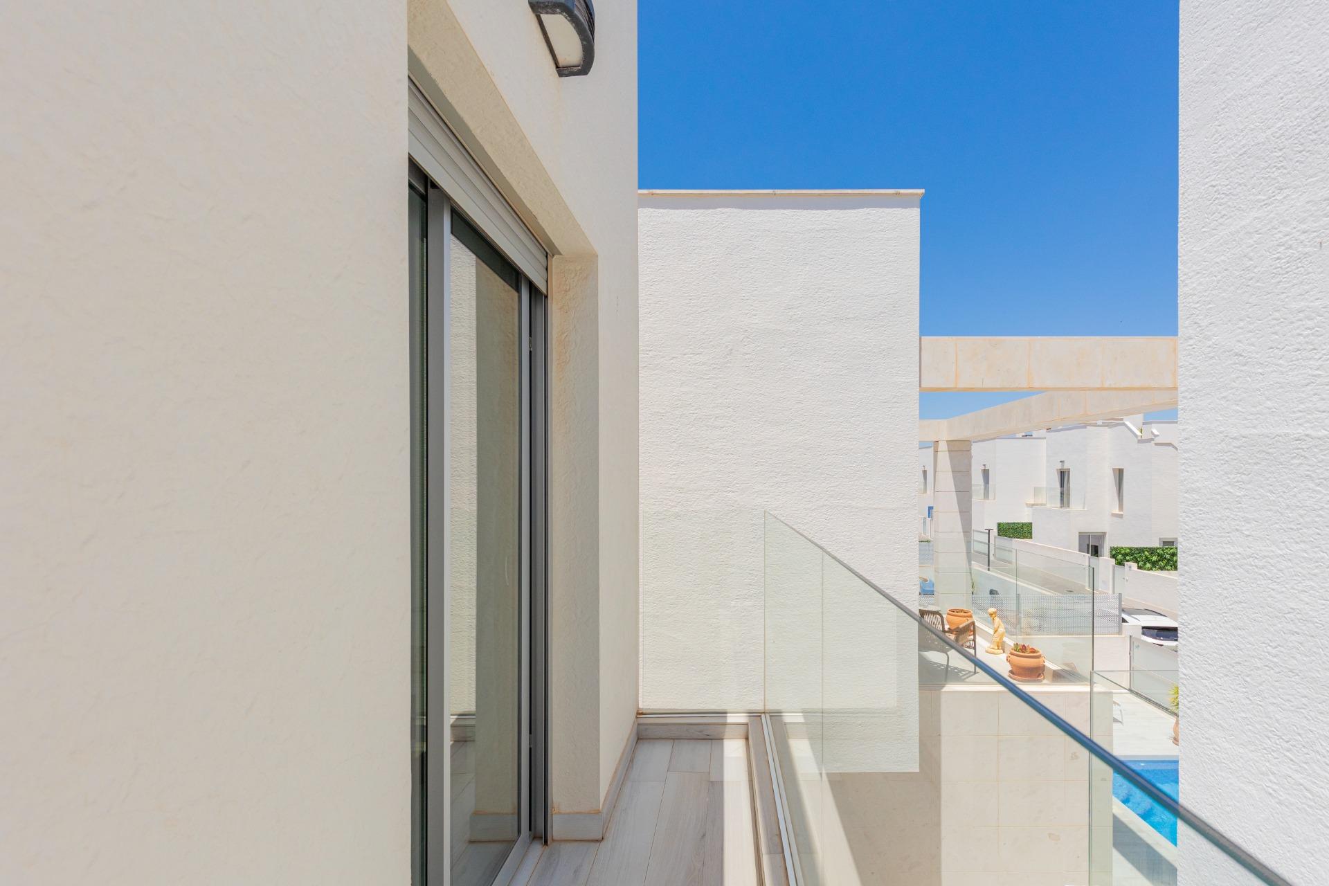 Garden in villa for sale in Orihuela Costa