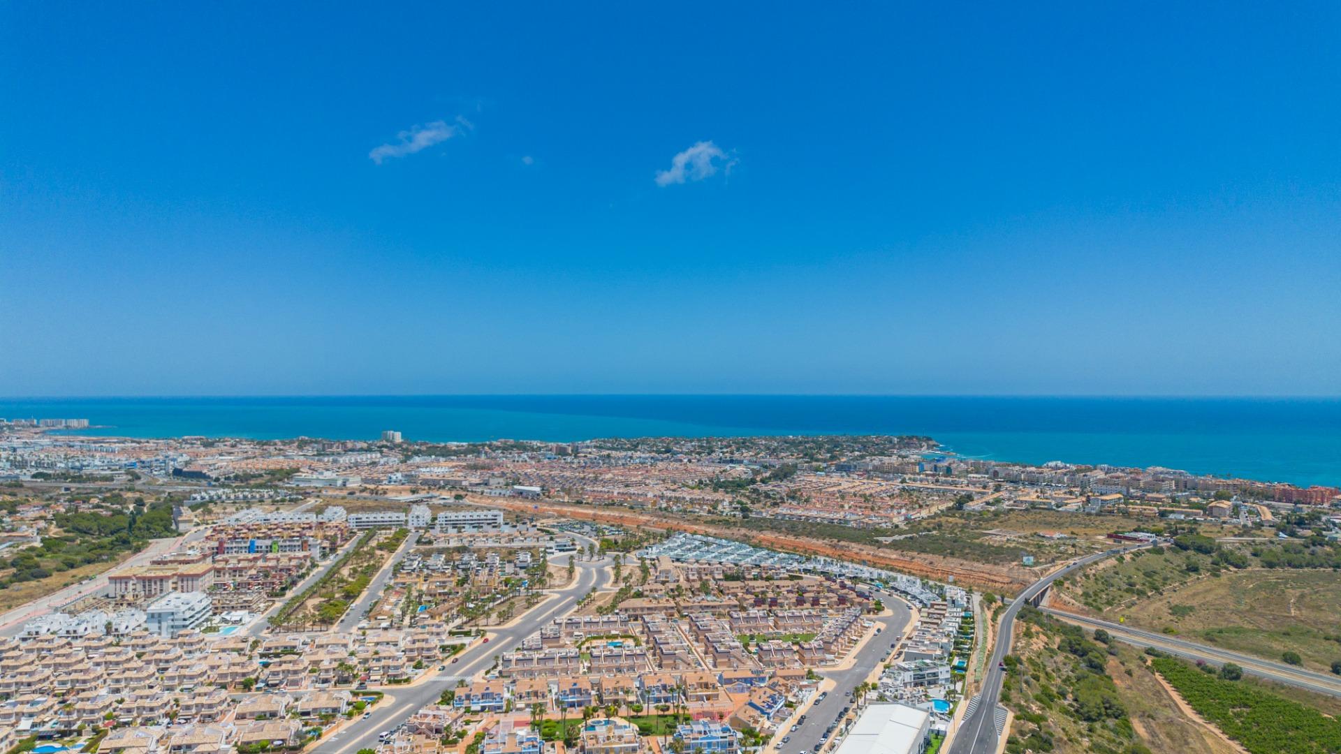 Garden in villa for sale in Orihuela Costa